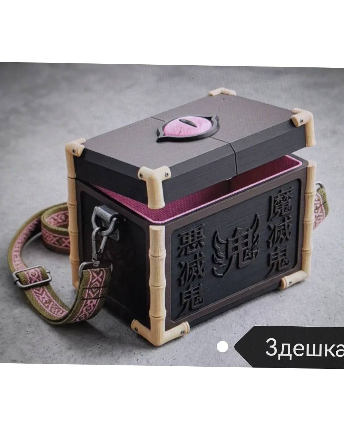 дизайнерская сумка-кроссбоди в виде деревянного ящика  Незуко Камадо из популярного аниме «Клинок, рассекающий демонов» (Demon Slayer / Kimetsu no Yaiba).